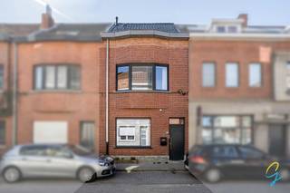 Charmante totaal gerenoveerde woning (2021) – ideale gezins- of starterswoning<br /><br />Deze instapklare woning werd volledig gerenoveerd in 2021 en biedt een mooie combinatie van comfort, ruimte en energiezuinig wonen. Ideaal als gezinswoning of starterswoning.<br /><br />Indeling:<br /><br />Gelijkvloers:<br />Ruime inkomhal met gastentoilet, aparte fietsenberging, praktische berging, lichtrijke leefruimte, volledig ingerichte keuken, extra berging en een gezellige stadstuin.<br /><br />Eerste verdieping:<br />Badkamer uitgerust met douche, ligbad, dubbele lavabo en toilet. Daarnaast is er één ruime slaapkamer.<br /><br />Tweede verdieping:<br />Twee slaapkamers en een handige stapelzolder.<br /><br />Extra troeven:<br /><br />Vloerverwarming<br />Ventilatiesysteem C+<br />Waterverzachter en ontkalker<br />10 zonnepanelen<br />Uitstekende EPC-score: label A<br /><br />Bezoekmomenten:<br /><br />Donderdag 23/04 van 16u tot 19u<br />Dinsdag 28/04 van 16u tot 19u<br /><br />Interesse? Neem contact op met Simon Coens via 0478/206.774 of simon@cornelis-goeman.be<br />, of via de website van Cornelis &amp; Goeman. Wij ontvangen u graag voor een persoonlijke rondleiding.