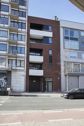 <p>Op een prachtige ligging in hartje Kortrijk, vlak bij het Plein, bevindt zich dit moderne en energiezuinige appartement van 55m² + 40m² terrassen. Een ideale locatie voor wie centraal wil wonen, met winkels, horeca en alle voorzieningen op wandelafstand.<br />Het appartement, gebouwd in 2017, bevindt zich op de 5de en bovenste verdieping en is bereikbaar met de lift.<br />Via de inkomhal met apart gastentoilet kom je in de lichtrijke leefruimte, bestaande uit een gezellige zithoek en eetplaats met aansluitend de open, ingerichte keuken. Naast de keuken bevindt zich nog een praktische berging.<br />Het appartement beschikt verder over één ruime slaapkamer en een afzonderlijke badkamer met douche en wastafel.<br />Dé grote troef zijn zonder twijfel de twee ruime terrassen, gelegen aan weerszijden van het appartement. Zowel vanuit de leefruimte als vanuit de slaapkamer is er een rechtstreekse verbinding met een terras. Hierdoor kan je midden in de stad genieten van bijzonder veel buitenruimte.<br /><u>Troeven:</u><br />+ topligging vlak bij het Plein<br />+bovenste verdieping<br />+ bouwjaar 2017<br />+ lift <br />+ fietsenberging<br /><br />Maandelijkse huurprijs van € 725 + € 50 syndic<br /><br />Een bijzonder aangenaam stadsappartement voor wie de combinatie zoekt van een centrale ligging met modern wooncomfort.</p>