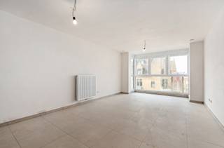 <p><strong>Nieuwbouw 1-slaapkamerappartement te huur – Residentie TRAPEGEER</strong></p>
<p>Dit modern nieuwbouwappartement is gelegen op de<strong> derde verdieping</strong> in Residentie TRAPEGEER. De residentie telt slechts zeven appartementen en bevindt zich in het centrum van De Panne, op wandelafstand van strand, winkels en openbaar vervoer.</p>
<p><strong>Indeling:</strong><br />Lichtrijke, zongerichte woonkamer met open, volledig uitgeruste keuken. Eén slaapkamer en een moderne badkamer voorzien van inloopdouche en toilet. </p>
<p><strong>Troeven:</strong><br />• Nieuwbouw en instapklaar<br />• Dichtbij openbaar vervoer<br />• Lift aanwezig en slechts één appartement per verdieping voor optimale rust en privacy</p>
<p>Interesse? Contacteer <strong>Soraya</strong> via <strong>soraya@servimoholidays.be</strong> of <strong>058/22.41.70</strong>.</p>