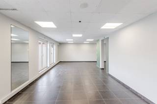 Welkom in dit moderne en functionele kantoor in het hart van Bornem, ideaal gelegen voor bedrijven die op zoek zijn naar een dynamische omgeving...