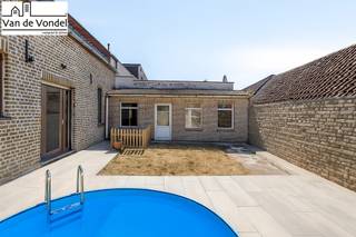 Deze ruime en goed onderhouden woning is perfect voor wie op zoek is naar comfortabele woonruimte in combinatie met een zonnige tuin en...
