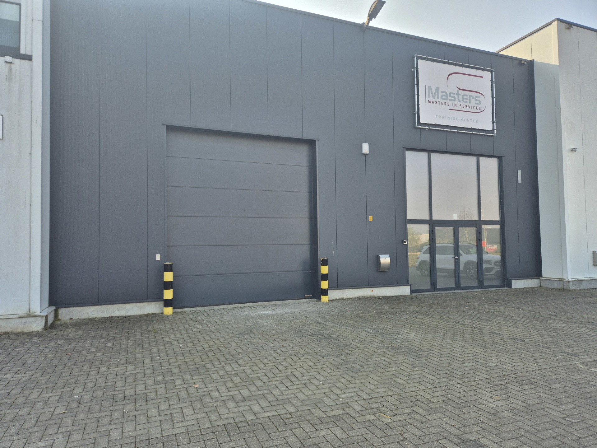 TE HUUR: bedrijfsgebouw van 916m² te Bilzen - foto 2