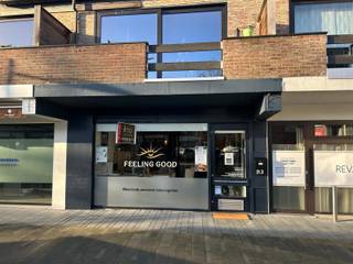 Dit handelspand bevindt zich in winkelcentrum "De Beek" te Kalmthout, vlakbij verschillende andere winkelpanden. Het pand bestaat uit een inkomruimte op tegelvloer, aparte bureau, berging , apart toilet, polyvalente ruimte en een kitchenette. Er zijn vele mogelijkheden voor dit gunstig gelegen handelspand op een locatie waar erg veel passage van potentiële klanten is. Vele mogelijkheden tot inrichting, uitstekende bereikbaarheid en ruime parkeergelegenheid vlakbij. Zeker het bezoeken waard!