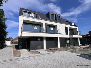 Dit appartement gelegen op de 1ste verdieping bestaande uit: inkomhal met toilet, ingerichte badkamer met inloopdouche en dubbele spoelbak, woonkamer - salon met ingerichte keuken, nachthal en 2 slaapkamers. Garage inbegrepen.<br /><br />Zowel een terras voor- als achteraan.<br /><br />Vloerverwarming met warmtepomp en zonnepanelen.<br /><br />Gemeenschappelijke fietsenstalling en tuin.<br /><br />Mogelijkheid tot huren van extra staanplaats (25€).<br /><br />Beschikbaar op 01 september <br /><br />Syndicus +30€/maand.