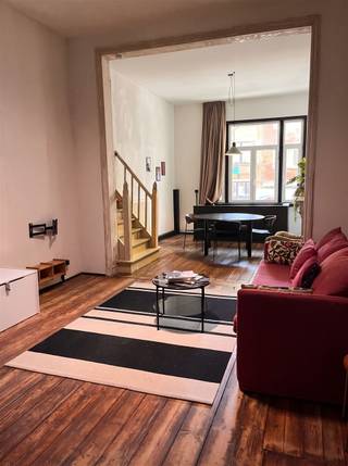 <p>Dit prachtig triplex appartement bevindt zich in het nieuwe bruisende 2060 Antwerpen nabij het station.<br />Namelijk in de Osystraat omgeven met bomen en vernieuwde fietspaden.</p><p><br />Een stijlvol appartement van 75m2 met hoge plafonds en warme houten authentieke vloeren.</p><p>De karaktervolle leefruimte, het hart van het appartement, geeft je een warm ‘ statig herenhuis’ gevoel.<br />De grote raampartijen brengen de gezelligheid van het straatbeeld in huis. <br />De moderne keuken beneden is voorzien van alle nodige faciliteiten, inductie kookplaat, dampkap, oven en ijskast met diepvries. <br />De vernieuwde badkamer is voorzien van een inloopdouche met zwarte tegels, lavabo en toilet. <br />De slaapkamer met dressing heeft grote raampartijen met veel natuurlijk licht. </p><p><br />De Osystraat bevindt zich nabij het station en centrum. Het is een unieke kans om je eigen thuis te hebben naast het bruisende citylife van Antwerpen. <br />Openbaar vervoer en scholen zijn op wandel en fietsafstand. </p><p><br />Dit stijlvol appartement maakt deel uit van een authentiek gebouw met 13 appartementen en 3 ateliers waarvan reeds 60 procent is verkocht! Rechtstreeks te koop van eigenaar.</p><p><br />Dit kan jou prachtige thuis worden! Voor meer info en een bezoek :0456 83 87 68<br /> </p>