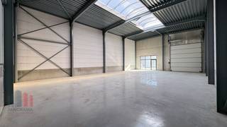 Nieuwbouw KMO-unit met een oppervlakte van 240 m² te huur met een fantastische ligging langs de commerciële Brusselbaan te Hekelgem (Affligem).De...
