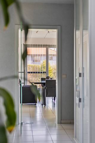 U bent op zoek naar een ruime woning (villa), 4 slaapkamers, grote tuin, residentieel gelegen, met veel lichtinval.....? Dan kan deze woning/locatie u zeker en vast bekoren. Met haar tijdloze stijl heeft zij het volgende te bieden: - gelijkvloers: ruime inkomhal met toilet, bureelruimte, praktijkruimte/hobbyruimte, keuken, leefruimte (met moderne en stijlvolle houtkachel, gezelligheid troef bij koude winteravonden), allemaal voorzien van grote raampartijen en uitgevend op de tuin. Alsook nog een garage voor 2 wagens met onderaan een kelder (40m²). - de verdieping: lichtrijke nachthal met doorloopkamer, 4 slaapkamers en de vernieuwde badkamer. Deze residentieel gelegen villa grenst aan de groene long van Affligem met vrijetijdsmogelijkheden in overvloed (wandelingen, fietsroutes (MTB-routes) enz...) Zij bevindt zich op amper 3 min van de autosnelweg E40 en wandelafstand van een school. Interesse in deze opportuniteit? Aarzel dan zeker en vast niet ons te contacteren voor een bezoekmoment via affligem@immoaccenta.be. Nieuwsgierig naar de indeling van de woning? Volg deze link: https://my.matterport.com/show/?m=rU86GyYZnaD of www.geukenshage39.be. Bieden vanaf 699.000€ !