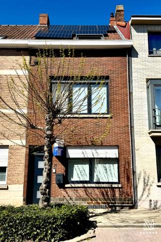 Welkom in deze werkelijk instapklare, kraaknette woning met 3 slaapkamers!<br /><br />We komen de woning binnen via een mooie hall die toegang geeft tot de zeer lichtrijke leefruimte met eetplaats. De aangrenzende op maat gemaakte keuken is praktisch ingericht en voorzien van alle toestellen. In de badkamer vinden we een mooi meubel met dubbele lavabo en een luxueuze inloopdouche. Er is een afzonderlijk toilet. <br /><br />De 1e verdieping bereiken we via een mooie houten trap. We vinden er 2 ruime slaapkamers terug. De indrukwekkende “master bedroom” bevindt zich op de 2e verdieping en is zoals de rest van de woning tot in de puntjes afwerkt.<br /><br />De onderhoudsvriendelijke tuin omvat een zonnig terras en een handige bergruimte. Onder de woning bevindt zich nog een kelder. <br /><br />Mogelijkheid tot huren garage en fietsenberging in de straat.<br /><br />+ EPC B, inclusief 12,6 m² zonnepanelen<br />+ instapklaar en tot in de puntjes afgewerkt<br />+ zeer aangename buurt<br /><br />Een bezoek inplannen? Contacteer Annelies via 0479/40.24.24 of annelies@vastgoednorman.be