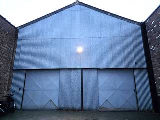 Stockage / opslagplaats van 110 m² in Kuurne.<br />Deze loods heeft 2 poorten en bestaat uit verschillende delen: <br />Rechterpoort:<br />- het gelijkvloers heeft een vloerplaat van 52,70m² (9,23 x 5,71m):<br />- het verdiep is 27,30m² (5,75 x 4,75m) en is reeds ingericht met wandrekken. <br />Linkerpoort: dit is een aparte garage die nog eens +-30m² extra aanbiedt. <br />De afscheiding tussen de 2 gelijkvloerse ruimtes kan opengemaakt worden indien gewenst. <br />De beide poorten zijn 2,32 op 2,77 meter. <br />Er is elektriciteit en water in de loods.