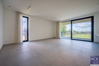 <strong>De ligging</strong><br />Dit appartement maakt deel uit van het nieuw opgetrokken gebouw genaamd<strong> 'Residentie Rubano</strong>'. Het nieuwbouwproject Rubano (opgeleverd in 2024) staat gekend voor luxueus en comfortabel wonen in een groene omgeving. Dankzij zijn ligging Winkelkouter/Waregemsesteenweg is het centrum van Kruishoutem op fietsafstand gelegen, tevens bent u op amper 10 min. rijden zowel in het centrum van Deinze/Waregem als Oudenaarde. Op vrijwel 3 min. rijden bereikt u het op- & afrittencomplex van de E17 (afrit 6 Kruishoutem) waardoor centrumsteden Gent/Kortrijk beiden binnen het halfuur bereikbaar zijn. Kortom, <strong>rustig gelegen in een groene omgeving doch met optimale verbindingen!</strong><br /><br /><strong>Het appartement</strong><br />Het appartement zelf is gelegen op de <strong>eerste verdieping van het gebouw</strong> en geniet een mooi privatief terras met open vergezicht. Tevens beschikt u over een <strong>aangename en lichtrijke leefruimte </strong>met open keuken voorzien van alle hedendaagse toestellen en <strong>bureauhoek</strong> ideaal uitgerust voor thuiswerk. Vooraan het gebouw is er een privatieve autostaanplaats aanwezig (inbegrepen in de huurprijs), een gemeenschappelijke fietsenberging en gemeenschappelijke vuilnislokaal. <br /><br /><span>Het appartement is volledig geschilderd, voorzien van alle lichtarmaturen alsook groot schuifvliegraam in de woonkamer. Kortom, werkelijk <strong>e</strong></span><strong><span>en tot in de puntjes uitgerust appartement</span></strong><span>!</span><br /><br /><strong>Kenmerken</strong><br />- Bewoonbare oppervlakte: 53 m² + 13 m² terras<br />- Vloerverwarming<br />- Zonnepanelen aanwezig<br /><strong>- EPC: 18 kWh/m² jaar - A-label</strong><br />- Autostaanplaats: aansluiting voor installatie laadpaal mogelijk<br /><br /><strong>Troeven</strong><br /><strong>- Energiezuinig BEN-appartement!!</strong><br />- Vloerverwarming!!<br />- Zonnepanelen!!<br />- Ruim terras!!<br />- Rustig en groen gelegen doch met optimale verbindingen!!<br /><strong>- Volledig instapklaar!! (voorzien van alle lichtarmaturen én zelfs een diepvries)</strong><br /><br />Gemeenschappelijke kosten: € 75.00 / maand<br /><br />Beschikbaarheid: 01/03/2026<br /><br />Voor meer informatie of een bezoek ter plaatse reageer via het contactformulier of stuur naar info@hckinvest.be