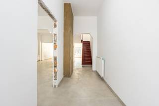 <h3><span>Grotendeels gerenoveerde woning met 4 slaapkamers en ruime garage in Beerse</span></h3>
<p><span>Op de Houtseweg in Beerse vinden we deze </span><strong><span>grotendeels gerenoveerde woning met 4 slaapkamers</span></strong><span>, ideaal voor wie op zoek is naar een ruime gezinswoning met nog de mogelijkheid om de afwerking volledig naar eigen smaak te bepalen.</span></p>
<p><span>De woning heeft reeds een grondige renovatie ondergaan, maar wordt </span><strong><span>in de huidige staat verkocht</span></strong><span>. Dit biedt de nieuwe eigenaar de kans om de laatste afwerking – waaronder </span><strong><span>de keuken, badkamer en binnendeuren</span></strong><span> – zelf te kiezen en de woning zo helemaal naar eigen wensen en stijl af te werken.</span></p>
<p><span>Een absolute troef is de </span><strong><span>grote garage</span></strong><span>, die naast het stallen van een wagen ook tal van andere mogelijkheden biedt. Denk bijvoorbeeld aan extra opslagruimte, een hobbyruimte, atelier of zelfs het uitoefenen van een activiteit aan huis.</span></p>
<p><span>Daarnaast beschikt de woning over een </span><strong><span>dubbele oprit</span></strong><span>, waardoor er voldoende parkeergelegenheid is voor meerdere wagens. Achteraan is er een </span><strong><span>compacte, onderhoudsvriendelijke tuin</span></strong><span>, ideaal als gezellige buitenruimte zonder dat het tuinonderhoud veel tijd vraagt.</span></p>
<p><strong><span>Troeven op een rijtje:</span></strong></p>
<ul>
<li><span>Grotendeels gerenoveerde woning</span></li>
<li><span>4 slaapkamers</span></li>
<li><span>Keuken, badkamer en binnendeuren nog zelf te kiezen</span></li>
<li><span>Grote garage met tal van mogelijkheden</span></li>
<li><span>Dubbele oprit</span></li>
<li><span>Gelegen aan de Houtseweg in Beerse</span></li>
<li><span>Ideaal voor gezinnen, zelfstandigen of wie wonen en werken wil combineren</span></li>
</ul>
<p><span>Een woning met </span><strong><span>veel ruimte, potentieel en flexibiliteit</span></strong><span>, waarbij u de laatste keuzes volledig zelf kunt maken.</span></p>