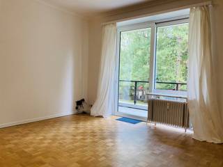 Elsene - Aangename, lichte, gerenoveerde studio voor alleenstaande persoon. Inkomhal met ingebouwde kast en kleedkast. Ruime woonkamer met toegang...
