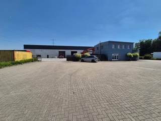 Op Industrieterrein Kanaal-Noord wordt een perceel verkocht van 21.780m² met in totaal 5.433m² bebouwing. De bestaande gebouwen/afdaken zijn grotendeels verouderd met uitzondering van een recent bedrijfsgebouw van 1.280m². Door de ligging aan de 't Hasseltkiezel biedt het een goede zichtbaarheid voor uw bedrijf. De inrit van het perceel is direct aan de toegang van het industrieterrein gelegen. De nieuwste loods is voorzien van 10 sectionaalpoorten en een rolbrug van 2 x 5 ton.<br /><br />Een uitbreiding van de oppervlakte tot 3,9 Hectare is bespreekbaar.<br /><br />Igb - Vg - Gmo - Gvkr - Gvv<br /><br />Voor meer info: 011/39.90.50 of info@jansenrealestate.be
