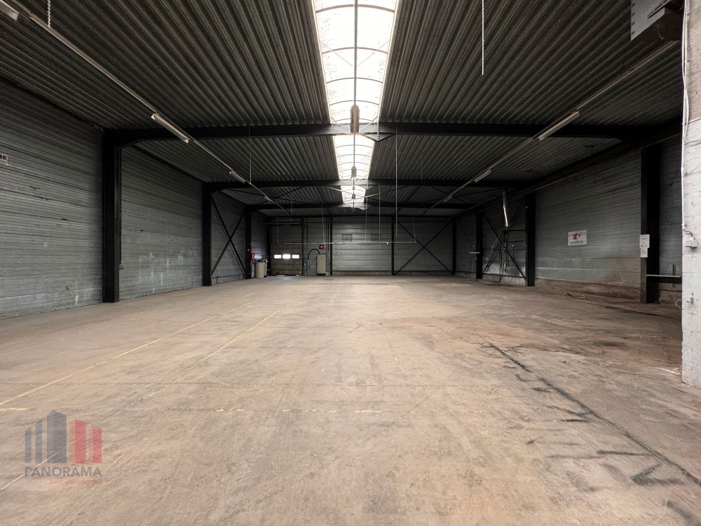 OPVALLEND BEDRIJFSGEBOUW MET KANTOOR TE ROESELARE – UITSTEKENDE ZICHTBAARHEID - foto 2