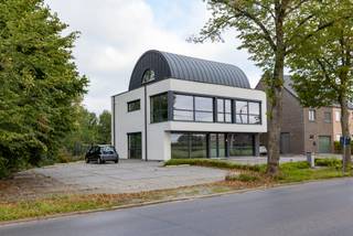 Deze instapklare woning in Hingene (Bornem) biedt een unieke combinatie van wonen en werken, ideaal voor wie op zoek is naar een veelzijdig pand met tal van mogelijkheden. Dankzij de doordachte indeling en centrale ligging is dit de perfecte uitvalsbasis voor een vrij beroep, kantoorruimte of kangoeroewonen. Op het gelijkvloers bevindt zich de inkomhal met toegang tot de kelder en trap naar de verdieping, een aparte bureauruimte die ook dienst kan doen als wachtruimte of praktijkruimte, een keuken, een gastentoilet, een handige vestiaire en een slaapkamer. Op de eerste verdieping vindt u de gezellige leefruimte, een volledig ingerichte keuken, een badkamer, een berging, een centrale hal en twee slaapkamers, waarvan één voorzien is van een ruime dressing. De dakverdieping biedt nog een extra ruimte met aansluitingen voor een keuken of sanitair, ideaal als studio, hobbyruimte of extra slaapkamer. Buiten geniet u van een aangenaam terras achteraan en een aangelegde privéparking voor de woning. De ligging is uitstekend: rustig in de natuur, maar toch vlakbij de N16, wat zorgt voor een vlotte verbinding naar zowel Antwerpen als Brussel. Ook het centrum van Hingene ligt op wandelafstand. Met een gunstig EPC van 111 kWh/m² (UC3286491) is deze woning bovendien energiezuinig en klaar voor de toekomst. Voor meer informatie of het maken van een afspraak voor een bezichtiging, kunt u vrijblijvend contact opnemen via het nummer 03/283.84.84 of per e-mail naar gert@ax-quality.be