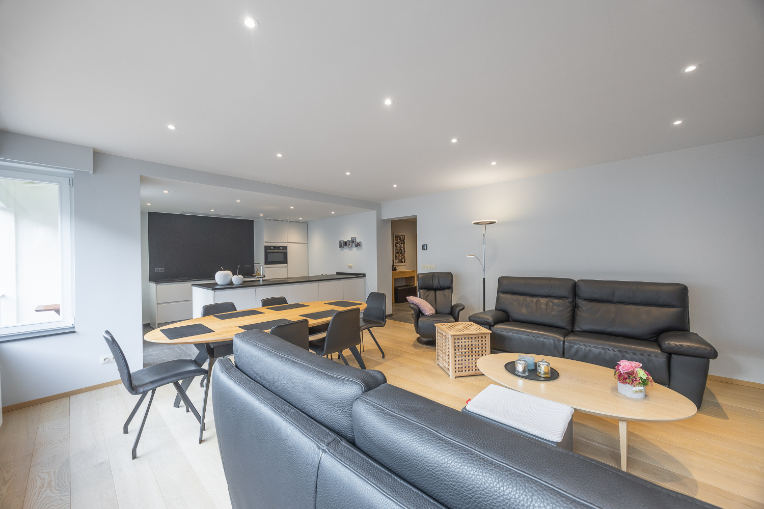 Gerenoveerd 2-slaapkamer appartement met inpandige garage in hartje Oostende - foto 2