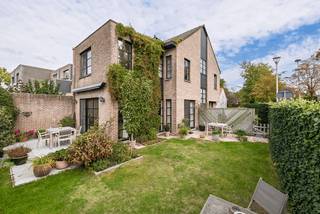 Deze sfeervolle, instapklare halfopen woning is ideaal gelegen tussen Boom enReet op wandelafstand van winkels, scholen, openbaar vervoer en...