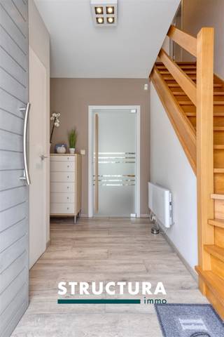 Bent u op zoek naar een ruime, perfect onderhouden gezinswoning op een rustige locatie, zonder in te boeten aan bereikbaarheid? Dan zal deze prachtige halfopen bebouwing u ongetwijfeld weten te bekoren. Gelegen op een perceel van 3a42ca in een rustige buurt met voornamelijk residentieel en agrarisch karakter, geniet u hier van rust, privacy en een uitstekende verbinding naar het centrum en de belangrijkste invalswegen.Deze woning werd doorheen de jaren met veel zorg onderhouden en grondig vernieuwd. Zo werd de volledige gelijkvloerse verdieping in 2018 gemoderniseerd, inclusief de stijlvolle tuinkamer die zorgt voor veel lichtinval en contact met de tuin. Dankzij de zuidwestelijke oriëntatie geniet u bovendien de hele namiddag en avond van de zon in de mooi aangelegde tuin.Indeling- Gelijkvloers: inkomhal met gastentoilet, ruime en lichtrijke leefruimte die naadloos aansluit op de moderne, volledig uitgeruste keuken, prachtige tuinkamer waar u het hele jaar door geniet van een overvloed aan natuurlijk licht en een mooi zicht op de tuin en inpandige garage.- Eerste verdieping: nachthal, drie volwaardige slaapkamers en een vernieuwde badkamer uitgerust met alle hedendaagse comfort.- Zolderverdieping: via een draaitrap bereikt u de ingerichte zolderverdieping waar zich nog twee extra kamers bevinden. Deze ruimtes kunnen perfect dienen als slaapkamer, bureau, hobbyruimte of speelkamer.- Mooi aangelegde tuin met hoogwaardige tuinberging met overdekt terras/loungegedeelte.Karakteristieken- Halfopen bebouwing- Perceeloppervlakte: 3a42ca- Bewoonbare oppervlakte: ca. 202 m²- EPC-label C - elektriciteit conform- 24 zonnepanelen- Laadpaal aanwezig- Zuidwest georiënteerde tuin- Oprit met parkeermogelijkheid voor wagen- Rustige ligging nabij het centrum- Instapklaar en uitstekend onderhouden- Alarm en camera's aanwezig- Geen maatregelen in het maatregelenregisterDeze woning combineert ruimte, comfort, energiezuinigheid en een uitstekende ligging in een aantrekkelijk totaalpakket. De kwalitatieve renovaties, de lichtrijke leefruimtes, de zonnige tuin en de aanwezigheid van maar liefst vijf slaapkamers maken dit de ideale gezinswoning.Interesse? Contacteer Structura voor meer informatie of een bezoek ter plaatse via 02 460 80 46 of info@structura.be