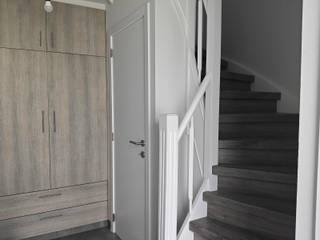 Pas gerenoveerde gezinswoning met ruim terras en berging te huur in Wezemaal!<br /><br />Bent u op zoek naar een verzorgde, instapklare woning op een gunstige locatie? Dan is deze recent gerenoveerde gezinswoning in Wezemaal zeker een bezoek waard...<br /><br />Via de inkomhal betreedt u de lichtrijke leefruimte, die naadloos aansluit op de ruime, volledig ingerichte moderne keuken. Vanuit de keuken heeft u rechtstreeks toegang tot het ruime terras, gedeeltelijk open en gedeeltelijk overdekt, waar u het hele jaar door in alle rust kunt genieten. Op het gelijkvloers bevindt zich bovendien een praktische berging en een handige ingebouwde kast in de inkomhal. In de inkomhal bevindt zich een toilet en een koele kelder.<br /><br />Op de eerste verdieping vindt u 2 volwaardige slaapkamers en een bureau als ook een verzorgde badkamer, uitgerust met alle nodige comfort (lavabo en douche).<br /><br />Ruim terras, bereikbaar via de overdekte berging achteraan. Via de achterdeur heb je langs twee zijden directe toegang tot de achterliggende straat, een grote troef voor het veilig en gemakkelijk stallen van fietsen.<br /><br />Met een EPC-label C biedt deze woning een goede energieprestatie en lagere energiekosten (verwarming op aardgas, nieuwe condensatieketel). De ramen zijn voorzien van vliegenramen. <br /><br />De gunstige ligging, op korte afstand van het station van Wezemaal, zorgt voor een vlotte verbinding en vormt een extra troef.<br /><br />De woning is beschikbaar in onderling overleg en wordt verhuurd voor € 1.350 per maand.<br /><br />Interesse? Neem vandaag nog contact met ons op voor meer informatie of om een bezoek in te plannen.