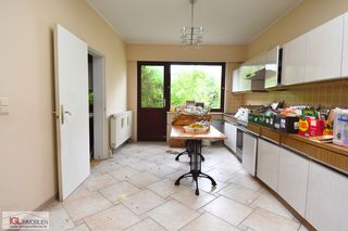Immo Groot Leeuw presenteert deze rijwoning in Ukkel, gelegen in een rustige, ruime straat met voldoende parkeermogelijkheden. De woning is ruim...