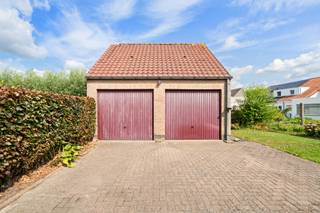 Ruime, rustig gelegen woning met garages en waarbij gelijkvloers wonen mogelijk is.Zeer goed onderhouden woning nabij het centrum van Kleit, in een...
