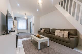 <p>Cette spacieuse maison familiale est située au Keizer Leopoldstraat 22, à proximité de Sint-Jacobs et de Portus Ganda. Le bien se trouve à quelques pas du centre historique de Gand et de la gare de Gent-Dampoort. Les autoroutes E17, E40 et le R4 sont également facilement accessibles. Les commerces, restaurants, écoles et transports en commun se trouvent à proximité immédiate. Le bien bénéficie d’un excellent Mobiscore de <strong>9,4/10</strong>.</p>
<p>Vous entrez dans la maison par un hall d’entrée avec vestiaire. Celui-ci donne accès à un spacieux séjour avec cheminée au gaz, qui se prolonge harmonieusement par une cuisine moderne et entièrement équipée. Grâce au puits de lumière central, la cuisine bénéficie d’une belle luminosité naturelle. Un WC séparé avec lavabo se trouve également au rez-de-chaussée.</p>
<p>Le premier étage comprend une spacieuse chambre ainsi qu’une salle de bains moderne équipée d’une douche dans la baignoire, d’un WC et d’un lavabo. Un espace est également prévu pour une machine à laver et un sèche-linge.</p>
<p>Le deuxième étage comprend deux chambres, dont une grande chambre à l’avant de la maison et une chambre plus petite et chaleureuse à l’arrière.</p>
<p>Un escalier fixe mène au dernier étage. Cet espace supplémentaire peut être aménagé en <strong>quatrième chambre, bureau ou espace de loisirs</strong>, offrant ainsi différentes possibilités.</p>
<p><strong>Les atouts de cette propriété :</strong></p>
<ul>
<li>
<p>Spacieuse maison familiale idéalement située</p>
</li>
<li>
<p>3 chambres + possibilité d’une 4ème chambre</p>
</li>
<li>
<p>Excellent Mobiscore de 9,4/10</p>
</li>
<li>
<p>À proximité de Sint-Jacobs, Portus Ganda et du centre historique de Gand</p>
</li>
<li>
<p>À quelques pas de la gare de Gent-Dampoort</p>
</li>
<li>
<p>Accès facile aux E17, E40 et R4</p>
</li>
<li>
<p>Spacieux séjour avec cheminée au gaz</p>
</li>
<li>
<p>Cuisine moderne et entièrement équipée</p>
</li>
<li>
<p>Puits de lumière central offrant une belle luminosité naturelle</p>
</li>
<li>
<p>Salle de bains avec douche dans la baignoire et deuxième WC</p>
</li>
<li>
<p>Étage supplémentaire offrant de nombreuses possibilités</p>
</li>
<li>
<p>Label EPC D</p>
</li>
</ul>
<p><strong>Plus d’informations ou pour organiser une visite ?</strong><br />Contactez Sudenaz au <strong>0485 77 66 47</strong> ou par e-mail à <strong>info@vicusvastgoed.be</strong>.</p>