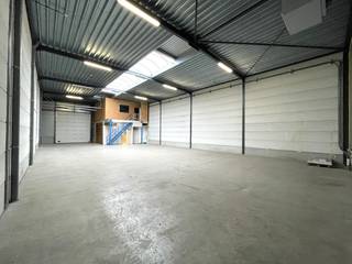 Deze kwalitatieve KMO-loods van 310 m² is uitstekend gelegen, vlakbij de Industrieweg en met een vlotte aansluiting op de R4.Dankzij deze...