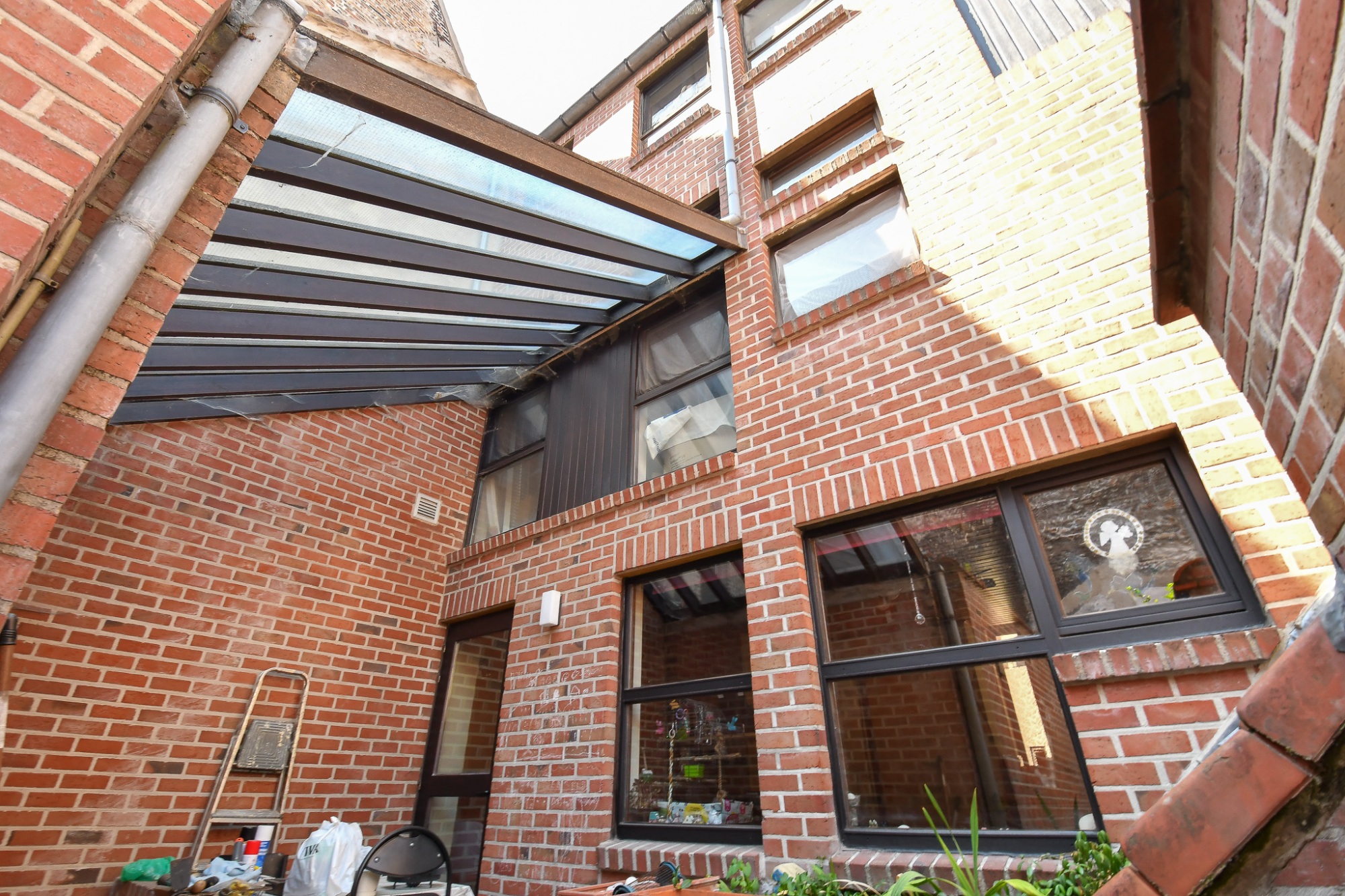 Ruime lichtrijke hoekwoning met 4 slpk en stadskoer - foto 2