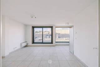 <p><span>GAND - </span><span>Appartement de deux chambres à rénover avec terrasse ensoleillée près du Muinkpark</span></p><p><span> </span></p><p><span>Situé dans la Hofstraat, au cinquième étage de la petite résidence Saskia, se trouve cet appartement lumineux de deux chambres à rénover, doté d'une terrasse ensoleillée. </span></p><p><span> </span></p><p><span>Ses principaux atouts en bref : </span></p><ul><li><span>Quartier verdoyant et résidentiel</span></li><li><span>Ascenseur disponible</span></li><li><span>Deux chambres très spacieuses</span></li><li><span>Belle luminosité grâce à de grandes baies vitrées</span></li><li><span>Label EPC B, installation électrique conforme et sans amiante</span></li><li><span>À proximité des axes routiers et des transports en commun</span></li><li><span>Idéal pour une résidence principale ou un investissement</span></li><li><span>Beaucoup de potentiel après rénovation</span></li></ul><p><span> </span></p><p><span>Agencement :</span><span> hall d'entrée, WC, salle de bains, salon avec cuisine ouverte et terrasse à l'avant, deux chambres à coucher spacieuses</span></p><p><span> </span></p><p><span>Important : </span></p><p><span>Prix indicatif de l’appartement : 349 000 EUR</span></p><p><span>PEP : 144 kWh/m² par an (UC : 20260629-000385509-RES-1)</span></p><p><span>Aucune obligation de rénovation</span></p><p><span> </span></p><p><span>Cela vous intéresse ? Contactez l'agence immobilière Axel Lenaerts pour plus d'informations ou pour organiser une visite via <span>hannelore@axellenaerts.be</span></span><span> ou au 09 245 24 24</span></p><p><span> </span></p>