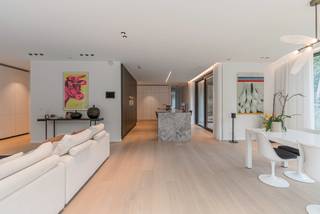 Dit luxueus afgewerkte appartement is gelegen op de 1eV van het prachtige nieuwbouwproject Erica op de Heide te Waasmunster! In dit project werd veel aandacht besteed aan licht, open ruimtes, energie, duurzame/smaakvolle materialen, groen, rust  waardoor het echt als thuiskomen aanvoelt. Deze parel kent volgende indeling: inkomhal met ingebouwde vestiairekast, riante leefruimte op massieve parket en voorzien van gashaard, aansluitend de op maat gemaakte exclusieve keuken met kookeiland, voorzien van alle toestellen van Miele en marmeren werkblad, riant zonneterras grenzend aan de leefruimte, eveneens kleiner terras voorzien aan de keuken, nachthal, 2 ruimte slaapkamers , volledig ingerichte dressingroom, 2 tijdloze badkamers waar de combinatie met goud en marmeruitvoering zorgt voor een frisse en chique look. Aparte berging/wasplaats. Inclusief dubbele ondergrondse parkeerplaats en kelderberging. Prachtig aangelegde gemeenschappelijke tuin. extra's: overal vloerverwarming met warmtepomp. Dit appartement wordt volledig bemeubeld verkocht.