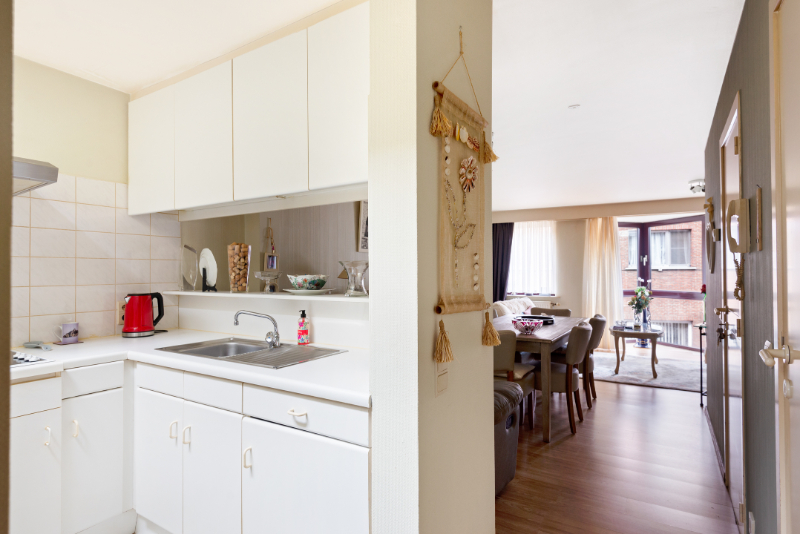 Centraal gelegen opbrengsteigendom met kantoorruimte en 2 bovenliggende appartementen - foto 4