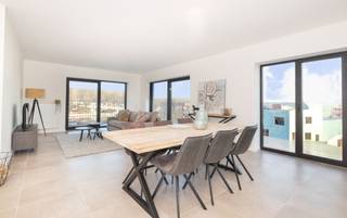 <p><span><strong>VILVOORDE</strong></span> - Dit appartement met 3 slaapkamers bevindt zich in de fase <em>'t Brughuis</em>, in het nieuwe grootschalige project 4 Fonteinen. Het is ontworpen om aan de behoeften van gezinnen te voldoen en biedt royale volumes, een functionele indeling en een aangename leefomgeving in de directe omgeving van Brussel.</p>
<p>De leefruimte bestaat uit een zonnige woonkamer met open keuken, die wordt verlengd door een privéterras, ideaal om van het buitenleven te genieten. De drie slaapkamers bieden comfort en flexibiliteit, waardoor u gemakkelijk een ouderslaapkamer, kinderkamers of een kantoorruimte kunt inrichten. De badkamer en het sanitair zijn uitgevoerd met hoogwaardige materialen en een eigentijdse afwerking.</p>
<p>Het appartement beschikt over hoogwaardige technische voorzieningen: individuele verwarming op condensatiegas, dubbele ventilatie, uitstekende geluids- en warmte-isolatie, wat een optimaal comfort en een beheerst energieverbruik garandeert.</p>
<p>Dit appartement met 3 slaapkamers wordt opgeleverd met de mogelijkheid om te profiteren van 6% btw en biedt een unieke kans om u te vestigen in een wijk in volle ontwikkeling die levenskwaliteit en bereikbaarheid combineert. De oppervlakten zijn indicatief. Neem contact met ons op voor meer informatie.</p>