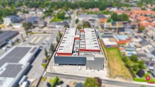 Bij ImmoFusion 7/7 "open huis": klik op onze 3D-Tour.<br /><br />Bent u op zoek naar een moderne kantoor- of handelsruimte op een uitstekende locatie? Dit instapklare pand, gelegen aan de drukke Koolmijnlaan in het centrum van Heusden-Zolder, geniet van een uitstekende visibiliteit dankzij de grote raampartijen en biedt bovendien ruime parkeermogelijkheden.<br /><br />Via de privé-inkomhal bereikt u een doordacht ingedeelde kantoorruimte met een centrale onthaalbalie, twee aparte burelen, een ruime vergaderzaal, een keuken en een aparte sanitaire ruimte met toilet. De vele raampartijen zorgen voor een aangename, lichtrijke werkomgeving.<br /><br />Pluspunten:<br /><br />- Toplocatie in het centrum van Heusden-Zolder<br />- Grote raampartijen met veel natuurlijke lichtinval<br />- Moderne en instapklare kantoorruimte<br />- Ruime parkeermogelijkheden<br />- Huurprijs: € 1.100/maand + € 100 vaste kosten<br /><br />Maatregelen opgenomen in het Maatregelenregister: nee<br /><br />Voor een bezichtiging ter plaatse of meer info, bel ons op 078/78.78.70, of kom gerust langs op ons kantoor. U bent steeds van harte welkom!