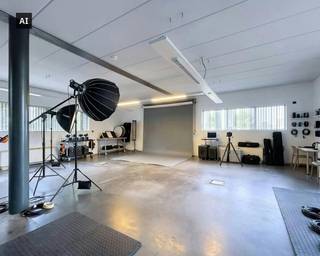 L'immeuble de bureaux est situé sur la Rijkmakerlaan à Essen. Une zone industrielle bien connue, facilement accessible et accessible.<br />Le bâtiment est entièrement indépendant et possède toutes ses propres installations.<br /><br />Il comprend :<br />-un bureau d'entrée<br />-espaces de bureaux<br />-salles de réunion<br />-espaces polyvalents<br />-une salle d'événements<br />-terrasses extérieures<br />-espace de stationnement<br /><br />Détails :<br />-situé sur la Rijkmakerlaan à Essen<br />-ÉPC :<br />-disponible auprès de :<br />-possibilité de louer un espace d'entrepôt<br />Curieux ? Alors demandez votre visite rapidement<br /><br />Les images générées par l’IA sont fournies en guise d'inspiration. Elles ne tiennent pas compte des spécifications techniques, ni des renseignements urbanistiques, ni des possibilités concrètes de réalisation.