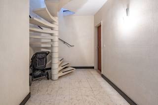 <p><span>Knus te renoveren startersappartement. Klein gebouw in éénrichtingsstraat.</span></p><p><span> </span></p><p><span>Indeling:</span></p><p><span>We bereiken deze eerste verdieping met de trap. In de inkomhall van het appartement is er een ruime vestiairekast. In de woonkamer treffen we een blokjesparket.</span></p><p><span>De keuken en de badkamer zijn aan vernieuwing toe. Er zijn twee slaapkamers tegen de achtergevel, waarvan de tweede toegang biedt aan een klein balkon.</span></p><p><span> </span></p><p><span>Extra info:</span></p><p><span>- EPC: 219 kWh/(m²/jaar)</span></p><p><span>- Privatieve kelder inbegrepen</span></p><p><span>- Gemeenschappelijke kosten: € 77,50 mnd (water, onderhoud, gem. eelktriciteit, blokpolis, etc.) + € 21/mnd reservefonds</span></p><p><span>- Ramen vernieuwd in 2012.</span></p>