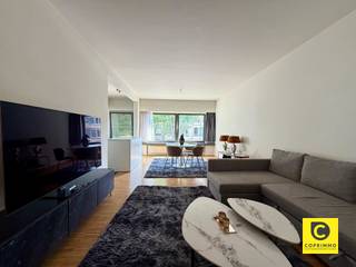 <p><span>Instapklaar 2-slaapkamerappartement met zonnig terras!</span></p><p><span>Dit instapklare appartement op de eerste verdieping van een kleinschalig gebouw zonder lift is rustig gelegen en geniet van een uitstekende, centrale ligging. U bevindt zich op korte afstand van lokale winkels (Delhaize, Colruyt, Finebek, ...), openbaar vervoer, scholen en sportfaciliteiten. De ideale combinatie van comfortabel wonen en een vlotte bereikbaarheid.</span></p><p><span>Het appartement heeft volgende indeling</span></p><p><span>Inkomhal</span><span><br />Via de verzorgde inkomhal op tegelvloer betreedt u het appartement. De hal is uitgerust met een parlofoon, een praktische ingemaakte vestiairekast en biedt toegang tot het aparte gastentoilet.</span></p><p><span>Leefruimte & keuken</span><span><br />De lichtrijke leefruimte geniet dankzij de kamerbrede raampartijen aan de voorzijde van het gebouw van een aangename natuurlijke lichtinval, wat zorgt voor een ruimtelijk en warm gevoel.<br />De open keuken is volledig uitgerust met een ingebouwde oven, koelkast, vaatwasser en keramische kookplaat. Bovendien beschikt ze over voldoende werk- en opbergruimte, ideaal voor wie graag kookt.</span></p><p><span>Slaapkamers, badkamer & berging</span><span><br />Aan de rustige achterzijde van het appartement bevinden zich de twee slaapkamers, waardoor u optimaal geniet van rust en privacy.<br />Vanuit de tweede slaapkamer, momenteel ingericht als bureau, heeft u rechtstreeks toegang tot het overdekte terras.<br />De badkamer is uitgerust met een ligbad met douchecombinatie, een handdoekradiator en een dubbele lavabo met stijlvol badkamermeubel en spiegelkast.<br />Verder beschikt het appartement over een praktische berging met aansluiting voor een wasmachine.</span></p><p><span>Terras</span><span><br />Het ruime, overdekte terras is gunstig georiënteerd op het zuidwesten en biedt een rustige, private buitenruimte waar u volop kunt genieten van de namiddag- en avondzon</span></p><p><span> </span></p><p><span>Huurprijs en maandelijkse kosten:</span></p><p><span>Huurprijs: €995/maand appartement<br />Provisiekosten €35/maand (minuterie en onderhoud gemene delen).</span></p><p><span>Beschikbaar: 01/10/2026</span></p><p><span> </span></p><p><span>Extra troeven:</span></p><p><span>- Toplocatie</span></p><p><span>- Terras</span></p><p><span>- Individuele meters</span></p><p><span>- Lage maandelijkse kosten</span></p>
