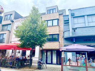 Welkom te Boomstraat 72 bus 1 te Bornem. Hier kunnen we een zeer leuk appartement terugvinden met een centrale ligging. Alle winkels vlakbij!<br /><br />We nemen de trap naar de eerste verdieping. Hier komen we toe in een gezellige leefruimte met open keuken. De grote ramen zorgen ervoor dat er heel veel licht naar binnenvalt.<br /><br />De open keuken is ruim en voorzien van de basisbenodigheden. En aan een berging is uiteraard ook gedacht. Hier kan je zeker voldoende spullen stockeren en dan is er nog ruimte over voor het plaatsen van een was- en droogmachine. We wandelen even door naar de ruime slaapkamer met zicht op jouw ruim terras. Dit wordt wellicht heerlijk ontwaken.<br /><br />Jouw badkamer grenst aan jouw slaapkamer en is voorzien van een ligbad. <br /><br />De laatste stop nemen we op het ruim terras achteraan. Lekker ruim om zalig even tot rust te komen.<br /><br />Ohja, er is ook nog een apart toilet. Zeer handig!<br /><br />Huurafspraken: eerste maand vooruit betaald, 3 maanden huurwaarborg en de helft van de kosten van een plaatsbeschrijving.<br /><br />Het appartement is beschikbaar vanaf 1 juni 2026.