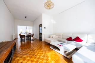 Bent u op zoek naar een compleet gerenoveerde woning met 3 slaapkamers en buitenruimte? Dan is deze zeer ruime woning vlakbij Park Spoor Noord misschien wel wat u zoekt! <br /><br />Indeling: <br />U betreedt de woning via de inkomhal, waar u in de gang de aansluiting voor de wasmachine en droogkast kan terugvinden. <br />Op de eerste verdieping vindt u de volledig geïnstalleerde keuken, de lichte woonkamer, de gezellige buitenruimte met pizza oven en het aparte toilet. <br />Op de tweede verdieping bevinden zich 1 slaapkamer, een badkamer en een polyvalente ruimte, alsook een tweede buitenruimte. <br />Op de derde verdieping vindt u nog twee ruime slaapkamers. <br /><br />Pluspunten: <br />- Toplocatie nabij Park Spoor Noord <br />- Compleet gerenoveerde woning met twee gezellige buitenruimtes <br />- Eventueel staanplaats bij te huren aan €125/maand<br />- Beschikbaarheid: 1/11/2026<br /><br />Voor meer informatie kan u steeds contact opnemen met One vastgoed!