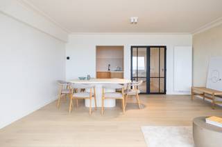 [[ DIT PAND NEEMT DEEL AAN DE ERA OPEN HUIZEN DAG OP 19/9 VAN 17:30 TOT 18:30 ]] <strong>Middelkerke: Exclusief luxueus appartement met frontaal zeezicht te koop</strong><br /><br />Op een absolute toplocatie aan de Zeedijk van Middelkerke bevindt zich dit exclusieve, tot in de kleinste details gerenoveerde appartement in de goed onderhouden Residentie Admiral. De perfecte keuze voor wie op zoek is naar een instapklaar verblijf.. <br /><br /><strong>Indeling</strong><br />Via de inkomhal betreedt u de lichtrijke leefruimte met een stijlvolle, volledig uitgeruste open keuken. Terwijl u kookt, geniet u van een uniek frontaal uitzicht op zee. De ruime woon- en eetkamer sluit naadloos aan op het volwaardige terras. Verder beschikt het appartement over een afzonderlijk gastentoilet, een elegante badkamer met een ruime inloopdouche en twee volwaardige slaapkamers.<br /><br /><strong>Troeven</strong>
<ul><li><strong>Exclusieve ligging: </strong>Frontaal op de Zeedijk, op wandelafstand van winkels, restaurants en het centrum.</li><li><strong>Luxueuze afwerking: </strong>Hoogwaardige materialen en een verfijnde afwerking tot in de kleinste details.</li><li><strong>Adembenemend uitzicht: </strong>Geniet elke dag van een uitzonderlijk frontaal zeezicht en casionzicht.</li></ul>
Meer informatie? Contacteer me op +32 478 436 402 of op simon@eraservimo.be