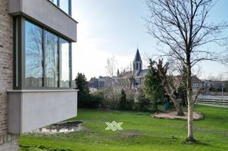 Dit ruime en kwalitatief afgewerkte appartement van 99 m² met een terras van 15 m² maakt deel uit van het recente nieuwbouwproject Liv De Molens, gelegen op een centrale maar rustige locatie in Deinze. Het project bevindt zich langs de oevers van de Leie en biedt een aangenaam uitzicht over het water en het toekomstige stadspark, dat zal uitgroeien tot een groene ontmoetingsplaats voor bewoners en bezoekers.<br /><br /><strong>Ligging en omgeving</strong><br />De stad Deinze biedt een evenwicht tussen stedelijk comfort en een groene, aangename woonomgeving. Winkels, scholen, openbaar vervoer en recreatiefaciliteiten bevinden zich op wandel- en fietsafstand. Dankzij de nabijheid van de E17 en het treinstation is er een vlotte verbinding met Gent, Kortrijk en de rest van de Leiestreek.<br /><br /><strong>Indeling en afwerking</strong><br />Het appartement omvat twee slaapkamers en een lichtrijke leefruimte met open keuken. De grote raampartijen zorgen voor een overvloed aan natuurlijk licht en bieden een rechtstreeks zicht op de Leie. Het westelijk georiënteerd terras heeft een oppervlakte van 15 m². De afwerking is van hoog niveau, met onder meer vloerverwarming, parketvloeren en duurzame materialen die bijdragen aan een aangenaam en energie-efficiënt wooncomfort. Dankzij de doordachte indeling en het moderne interieur is dit appartement geschikt voor zowel eigen bewoning als investering.<br /><br /><strong>Parkeerplaats en berging</strong><br />Naast de ondergrondse berging die is inbegrepen in de prijs, kan er ook een ondergrondse staanplaats worden aangekocht aan de prijs van 35.000 euro. <br /><br /><strong>Project Liv De Molens</strong><br />Liv De Molens is een hedendaags en duurzaam nieuwbouwproject dat uitblinkt in architecturale kwaliteit en wooncomfort. De gemeenschappelijke delen zijn met zorg aangelegd en sluiten harmonieus aan op de groene omgeving langs het water.<br /><br />Het appartement is momenteel verhuurd aan €950 per maand, exclusief €80 provisie, wat het tot een interessante investeringsopportuniteit maakt met onmiddellijk rendement. Indien de koper het pand zelf wenst te betrekken, dient rekening te worden gehouden met de wettelijke opzegtermijnen.<br /><br />De verkoop vindt plaats onder het tarief van 2% registratierechten bij aankoop als enige en eigen woning, of 12% voor investeringsdoeleinden.<br /><br />Epeil 22 / elektriciteit conform / centrale verwarming op aardgas <br /><br />Meer info kunt u vrijblijvend bekomen via 09 278 78 79 of guillian@landbergh.be