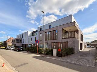Dit moderne gelijkvloersappartement werd gebouwd in 2021 en is gelegen in het gezellige gehucht Temse-Velle. De ligging is bijzonder centraal, met zowel Antwerpen als Gent vlot bereikbaar. In de nabije omgeving bevinden zich onder andere een basisschool, apotheek en bakker, allemaal op wandelafstand.Het appartement beschikt over drie slaapkamers, een garagebox en meerdere autostaanplaatsen. Bovendien geniet je van een aangenaam terras en een ruime tuin.Interesse in dit instapklare appartement met buitenruimte? Lees dan zeker verder!De indeling is als volgt: u betreedt het appartement via de inkomhal, voorzien van een apart toilet en vestiairemogelijkheden. Vervolgens komt u in de ruime leefruimte met een open keuken. De voorbije vijf jaar werd het appartement gebruikt als praktijkruimte voor ‘ Praktijk Fylo: Logopedie en Kinesitherapie'. Hierdoor werd de ruimte steeds beperkt ingericht en bleven vaste toestellen grotendeels achterwege. Via het grote schuifraam bereikt u het aangename terras en de tuin. Vanuit de tuin is er bovendien rechtstreeks toegang tot de garage. In de hal bevinden zich drie slaapkamers, waarvan sommige voorzien zijn van ingemaakte kasten of handige legplanken. De badkamer is voorzien van een enkele lavabo met meubel, een spiegel met verlichting en een inloopdouche.Er is de mogelijkheid om een garagebox aan te kopen voor €30.000. Daarnaast zijn er optionele twee autostaanplaatsen beschikbaar voor €15.000 per staanplaats. Zowel de garage als de autostaanplaatsen zijn achteraan gelegen en bereikbaar via de oprit. De garage is bovendien rechtstreeks bereikbaar vanuit de tuin en u kan genieten van de gemeenschappelijke tuin. Ter informatie: oorspronkelijk betrof het een appartement dat werd ingericht als praktijkruimte. Momenteel is opnieuw een functiewijziging lopende, waarbij de ruimte wordt omgevormd tot een appartement voor privatieve bewoning.Extra uitgelichte troeven van dit appartement: volledig instapklaar, mogelijkheid tot het plaatsen van zonnepanelen, voorzien van vloerverwarming en afgewerkt met hoogwaardige materialen. Dankzij de meerdere toegangen geniet u bovendien van een praktische indeling en een optimale toegankelijkheid. Daarnaast kunt u heerlijk genieten van de gemeenschappelijke grote tuin achteraan. Benieuwd naar dit ruime drieslaapkamerappartement? Neem gerust contact met ons op en ontdek zelf alle troeven!