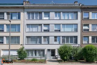 Inkomhal; apart toilet; ruime leefruimte; keuken met kasten en toestellen; 2 slaapkamers, waarvan de kleinste toegang verschaft naar het achterliggend terras; badkamer; terras. Tot slot is er de mogelijkheid om een garagebox bij te huren aan 95 EUR/maand.<br /><br />Gemeenschappelijke kosten: 70 EUR voor minuterie, syndicus, onderhoud lift, onderhoud gemene delen, provisie privatief waterverbuik, ...<br />Geschikt voor maximaal 4 personen.<br />Beschikbaar op 01/08/2026.<br /><br />Huurwaarborg bedraagt 3 maanden huur.<br />Plaatsbeschrijving door extern bedrijf met gedeelde kosten.<br /><br />Een bezoek ter plaatse kunt u enkel online reserveren op www.hansvastgoed.com.<br />Voor meer informatie, bezoek onze website www.hansvastgoed.com of neem contact op met info@hansvastgoed.com of +32 3 366 05 30.