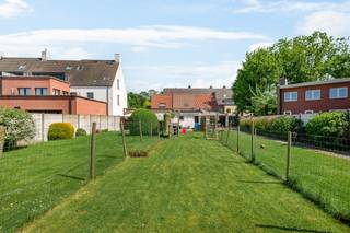 Instapklare rijwoning op een perceel van 260 m² in het centrum van 's Gravenwezel.Deze woning werd de laatste jaren gerenoveerd (nieuw dak, aanbouw,...