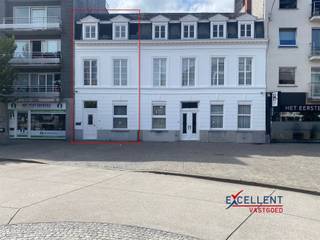 <p><span>Gelegen in het hart van Deinze, biedt deze commerciële ruimte een unieke kans voor ondernemers. Dit pand van 109 m² ademt charme en biedt volop mogelijkheden voor diverse zakelijke doeleinden.</span></p><p><span>Op de eerste verdieping wordt u verwelkomd in een lichte en ruime ontvangstruimte, perfect als wachtruimte of voor ontvangst van klanten. De zorgvuldig gekozen vloeren en de heldere wanden zorgen voor een frisse en uitnodigende uitstraling.</span></p><p><span>De open ruimte op de bovenverdieping biedt tal van mogelijkheden voor kantoorruimte of een studio. Grote ramen laten overvloedig natuurlijk licht binnen, wat bijdraagt aan een aangename werkomgeving.</span></p><p><span>De centrale ligging staat garant voor een uitstekende zichtbaarheid en bereikbaarheid. Het pand bevindt zich in een dynamische buurt met veel voetgangersverkeer, waardoor het zeer geschikt is als een dienstverlenend beroep of zelfs een co-working space.</span></p><p><span>Voor meer informatie contacteer ons via info@excellent-vastgoed.be of boek uw afspraak online.</span></p><p><span> </span></p>