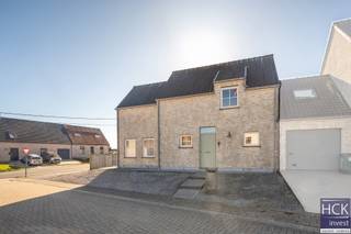<strong>De ligging</strong><br />Uitstekend gelegen woning, in <strong>een doodlopende en kindvriendelijke woonwijk</strong> doch met optimale verbinding dankzij de 'Oudenaardsesteenweg' tot het centrum van Kruishoutem dewelke zich vlakbij bevindt en voorzien is van allerhande winkels en overige faciliteiten. De naburige gemeenten (Waregem, Oudenaarde, Deinze, Zulte, Nazareth, Gavere...) zijn allen vlot bereikbaar. Centrumsteden Gent-Kortrijk zijn beiden te bereiken op nog geen 30 min. rijden dankzij de vlotte verbinding met het op- & afrittencomplex van de E17 (afrit 6 Kruishoutem). Kortom, een woning met <strong>goede bereikbaarheid</strong>!<br /><br /><strong>De woning</strong><br />De woning werd opgericht in 2011 en staat op een perceel van 345 m² groot. Dankzij zijn recente bouwjaar kunnen we hier spreken van een asbestveilige en energiezuinige woning. De woning is voorzien van de nodige armaturen en gordijnen, wat ze meteen instapklaar maakt.<br /><br /><strong>De indeling</strong><br />Gelijkvloers: inkom - gastentoilet - ruime leefruimte (zithoek/eethoek) - keuken - keukenberging;<br />Verdieping: nachthal - 3 slaapkamers - badkamer - afzonderlijk toilet;<br />Zolder, tuin met terras en tuinberging.<br /><br /><strong>Kenmerken</strong><br />- oppervlakte perceel: 345 m²<br />- bruikbare vloeroppervlakte woning: 133 m² (cf. EPC)<br />- PVC raamprofielen en HR-glas<br />- CV via aardgas en condenserende ketel<br />- EPC: 149 kWh/m² jaar - B-label<br /><br /><strong>Troeven</strong><br />- recente woning!<br />- centrale ligging!<br />- voorzien van armaturen en gordijnen!<br /><strong>- energiezuinig!</strong><br /><br />Beschikbaarheid: 01/09/2026 of vanaf 01/07/2026 otk huidige huurder<br /><br />Voor meer informatie of een bezoek ter plaatse <strong>reageer via het contactformulier </strong>