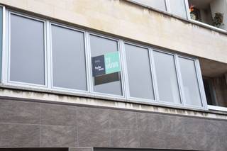 <p><span>Dit lichtrijk, ruim, instapklaar appartement bevindt zich in het centrum van de stad. De leidingen, cv-brander, keuken, badkamer en vloeren werden recent vernieuwd. Ook de ramen zijn vervangen en bestaan uit driedubbel glas aan de straatzijde. Het appartement is dus instapklaar. Het appartement is afgewerkt zoals een nieuwbouw, doch met een oppervlakte die u in nieuwbouw niet meer zal vinden. Er zijn drie slaapkamers achteraan het appartement, een ruime inkomhal met ingemaakte kasten en nog ruimte voor bijkomende dressoirkast(en), een grote living met veel lichtinval, een keuken met kwalitatief materiaal en ruimte voor ijskast, afwasmachine en combi-oven en een badkamer met moderne inloopdouche, toilet en wastafel. Tot slot is er nog een berging en een afzonderlijk gastentoilet. Zowel voor- als achteraan heeft u een terras. Centrale verwarming is op gas. Plan uw bezoek nu in!</span></p><p><span> </span></p>