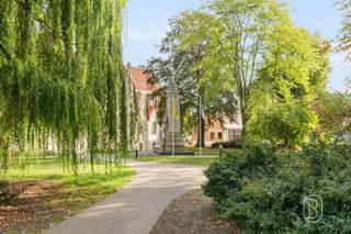 UNIEK WONEN IN DE OUDE SINT-MARTINUSKERK ‘DE PASSAGE’Ontdek dit unieke duplexappartement aan ‘De Vrijheid’, één van de mooiste en meest sfeervolle pleinen in het historische hart van Ronse. Een bijzondere woonplek waar authentiek karakter, hedendaags comfort en optimale privacy samenkomen.Via de volledig afzonderlijke, private toegang betreedt u de charmante leefruimte met sfeervolle doorkijkhaard en aansluitend de open, volledig ingerichte keuken. Vanuit de keuken heeft u rechtstreeks toegang tot het royale dakterras van ca. 35 m²: een uitzonderlijke buitenruimte waar u in alle rust geniet, midden in de stad.Verder beschikt het appartement over 3 volwaardige, ruime slaapkamers en 2 badkamers, waarvan één uitgerust met zowel een inloopdouche als een ligbad. De royale ruimtes, warme materialen en zorgvuldig gekozen afwerkingen creëren doorheen het volledige appartement een bijzonder aangename en stijlvolle woonbeleving.De troeven:- Instapklaar- Topligging nabij centrum en Grote Markt- Private toegang en geen rechtstreekse buren- Bewoonbare oppervlakte van 163 m2- Dakterras van ca. 35 m²- 3 slaapkamers en 2 badkamers- Ruime stadsparking vlakbij- Elektriciteit conformVoor wie ruimte, architectuur, privacy en karakter weet te waarderen en op zoek is naar een exclusieve woonbeleving op een toplocatie.Interesse? Ontdek zelf de bijzondere sfeer van dit appartement tijdens een bezoek. Meer informatie of een bezoek: caroline@immobeguin.be