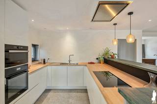 <p><strong>Instapklare en verrassend ruime halfopen woning met 5 slaapkamers op prachtig perceel van ca. 712 m² in Maria-ter-Heide!</strong><br /><em>Deze instapklare halfopen woning combineert verrassend veel binnenruimte met een bijzonder diepe en groene tuin. Het perceel is zuidwest georiënteerd en werd met veel aandacht aangelegd met verschillende beplantingen, een moestuin, meerdere terrassen en diverse bijgebouwen.<br /></em><span><strong>Indeling:</strong></span><br /><span>Gelijkvloers:</span></p>
<ul>
<li><span></span>Inkomhal op tegelvloer met toegang tot de bureauruimte en de leefruimtes.</li>
<li><span></span>Gastentoilet met handenwasser.</li>
<li><span></span>Aparte wasplaats voorzien van uitgietbak.</li>
<li><span></span>Ruime en lichtrijke leefkeuken op keramische tegel, met grote raampartijen en een mooi zicht op de tuin.</li>
<li><span></span>De keuken biedt veel praktische kastruimte en lades en is volledig uitgerust. (Novy kookvuur en dampkap, Siemens vaatwasser, AEG combi-stoomoven, Whirlpool microgolfoven en Liebherr koelkast en diepvriezer)</li>
<li><span></span>Aansluitende eetgedeelte met rechtstreekse verbinding naar het terras en de tuin.</li>
<li><span></span>Gezellige woonkamer op parket met authentieke gesloten houthaard en een ruime ingemaakte kastenwand.</li>
<li><span></span>Bureauruimte aan de voorzijde van de woning, momenteel open verbonden met de woonkamer.</li>
</ul>
<p><span>Eerste verdieping:</span></p>
<ul>
<li><span></span>De authentieke houten trap leidt naar de eerste verdieping en loopt verder door naar de tweede verdieping.</li>
<li><span></span>Drie slaapkamers (ca. 15 m²,11 m² en 7,5 m²) op kurkvloer en voorzien van elektrische rolluiken.</li>
<li><span></span>Badkamer met douche in bad, lavabomeubel, radiator en toilet.</li>
</ul>
<p><span>Tweede verdieping:</span></p>
<ul>
<li><span></span>Twee ruime slaapkamers (ca. 10,5 m² - 8,5 m²) op parket met screens.</li>
<li><span></span>Extra kamer (ca. 11m²) met mogelijkheid tot inrichting als tweede badkamer. De ruimte is reeds voorzien van vloerverwarming.</li>
</ul>
<p><span>Tuin:<span> </span></span></p>
<ul>
<li><span></span>Prachtig diep en volledig omheind perceel met een gunstige zuidwestoriëntatie.</li>
<li><span></span>volledig omheind en voorzien van zijpoortje.</li>
<li><span></span>De verzorgde tuin kent een mooie variatie aan beplantingen, volwassen groen en een eigen moestuin.</li>
<li><span></span>Verschillende terrassen creëren meerdere aangename plekken om van de tuin te genieten.</li>
<li><span></span>Praktisch tuinhuis/fietsenberging, geplaatst in 2018.</li>
<li><span></span>Afzonderlijke atelierruimte achteraan in de tuin, voorzien van water en elektriciteit.</li>
</ul>
<p><span><strong>Algemeen:</strong></span></p>
<ul>
<li><span></span>Instapklare en verrassend ruime gezinswoning.</li>
<li><span></span>Veel natuurlijke lichtinval dankzij de grote raampartijen aan de tuinzijde.</li>
<li><span></span>Mooie combinatie van authentieke elementen en hedendaags wooncomfort.</li>
<li><span></span>Twee regenwaterputten van elk 3.000 liter, aangesloten voor onder meer de toiletten en het besproeien van de tuin.</li>
<li><span></span>Verwarming op aardgas d.m.v. vloerverwarming op het gelijkvloers en radiatoren op de verdieping.</li>
<li><span></span>Diverse praktische bijgebouwen en veel bergruimte.</li>
<li><span></span>Gelegen in Maria-ter-Heide, op korte afstand van winkels, scholen, openbaar vervoer en belangrijke verbindingswegen.</li>
</ul>
<br /><span>Stedenbouwkundige inlichtingen in aanvraag*</span>