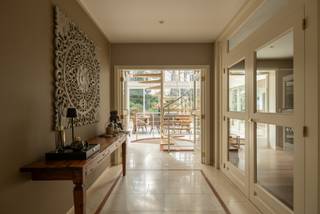 Instapklare villa te koop!<br /><br />Grootste troeven:<br />- Gelegen in een zeer rustige en groene straat<br />- Perceel van bijna 30 are groot<br />- Ruim 419m² woonoppervlakte<br />- Instapklaar<br />- Stroom conform en EPC 158 (label B)<br /><br />Deze eigendom is gelegen in één van de rustigste straten in de villawijk en beschikt over enorm veel privacy. De eigendom ligt op 7km van de Nederlandse grens, in een fantastisch mooie wijk met veel groen.<br /><br />Via de oprijlaan, afgesloten met een elektrische poort, komen we terecht op een prachtig perceel. We vinden een royale inkomhal met vestiairehoek, toegang tot een apart toilet alsook toegang tot een ruime berging. Verder staat de inkomhal in verbinding met de leefruimte en de veranda, beide toegankelijk via dubbele glazen deuren.<br />De leefruimte, opgesplitst in een aparte eethoek, keuken en zithoek, staan toch volledig in verbinding met elkaar. Er ligt een mooie marmeren vloer en in de leefruimte is er ook een open haard aanwezig. De keuken is voorzien van alle nodige toestellen, zoals een inductievuur, oven, magnetron en vaatwasser. Verder beschikt de ruimte ook over een airco en is het geheel ruim 100m² groot.<br /><br />De veranda, voorzien van maar liefst 30 automatische kantelkiepramen met screens en luifel, is een prachtige plek om te vertoeven. Deze ruimte is 60m² groot en heeft een polyvalente invulling. Deze ruimte kan functioneren als leefruimte, als (wo)mancave, sportruimte... De ruimte sluit aan op het aanpalende terras.<br />Verder vinden we toegang tot een volgende ruime kamer (46m²) die momenteel dient als bureauruimte en sport/wellnessruimte. Deze ruimte is ook voorzien van een open haard en beschikt over massieve parket.<br />Ook vinden we de nachthal terug, die toegang geeft tot een bureau/kleine slaapkamer, een apart toilet, een volledig vernieuwde badkamer met inloopdouche en de master bedroom. De master bedroom is ook volledig vernieuwd en voorzien van inbouwkasten en een airco.<br /><br />Op verdiep is er vervolgens nog een apart toilet, extra bergruimtes, een badkamer met bad en lavabo alsook twee slaapkamers. Dit zorgt voor een ideaal verdiep voor eventueel puberende kinderen.<br /><br />Verder is er nog een kelder van 32m², die gebruikt kan worden als stockageruimte of voorraad voor drank/wijn.<br /><br />Deze prachtige woning, waarvan de stroom conform werd gekeurd en de EPC 158 bedraagt (B-label) met 24 zonnepanelen, is perfect instapklaar en opzoek naar een nieuwe eigenaar. Heb jij interesse of vragen?<br /><br />Contacteer ons snel op 011 64 55 00 of mail naar info@vastgoedfransen.be.