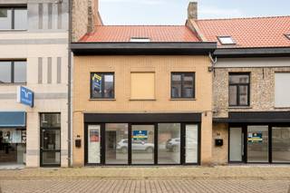 Opportunité unique ! Découvrez cette maison familiale spacieuse et entièrement rénovée en 2025 avec un espace commercial polyvalent, située à deux pas de la vibrante Grand-Place de Furnes. Cette propriété est véritablement prête à emménager au sens large du terme et combine habitation et opportunité professionnelle.<br /><br />Au rez-de-chaussée se trouve l'espace commercial avec entrée séparée. La maison elle-même dispose d'un hall d'entrée spacieux, de toilettes séparées et d'un salon très lumineux avec une magnifique 'cuisine de vie' hyper-équipée dotée d'un plan de travail en marbre. Attenant, vous profitez d'un jardin de ville ensoleillé.<br />Le premier étage comprend deux chambres spacieuses et une grande troisième pièce, idéale comme espace polyvalent ou chambre supplémentaire. Vous y trouverez également la première salle de bain avec douche à l'italienne et lavabo, des toilettes séparées et un débarras.<br />Au deuxième étage se situe la chambre principale (master bedroom), complète avec sa propre salle de bain luxueuse, équipée d'un double lavabo, d'une douche à l'italienne et d'une baignoire.<br /><br />La rénovation complète en 2025 garantit les techniques les plus récentes : un label PEB quasi neutre en énergie, système de ventilation, toit neuf et isolé, entièrement sans amiante, chaudière à condensation très performante avec conduites renouvelées et un contrôle électrique conforme.<br /><br /><u><strong>ATOUTS:</strong></u>
<ul>
<li>Entièrement et minutieusement rénovée en 2025</li>
<li>Espace commercial avec entrée séparée au rez-de-chaussée</li>
<li>PEB quasi neutre en énergie et équipée de techniques modernes</li>
<li>4 chambres spacieuses (dont 1 polyvalente) et 2 salles de bain</li>
<li>Magnifique cuisine de vie avec plan de travail en marbre et jardin de ville ensoleillé</li>
</ul>
<strong>Attention : les photos avec un astérisque en bas à droite ont été générées par IA pour donner une meilleure idée de l’aménagement possible.</strong>